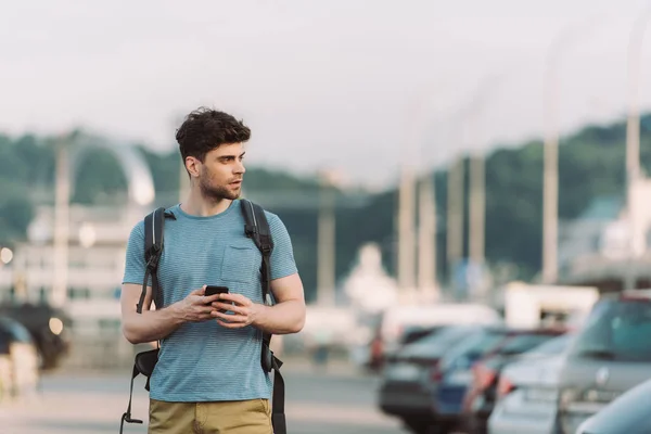 Homem Bonito Shirt Segurando Smartphone Olhando Para Longe — Fotografia de Stock