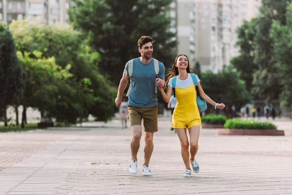 Knappe Man Aziatische Vrouw Rennen Kijken Weg — Stockfoto