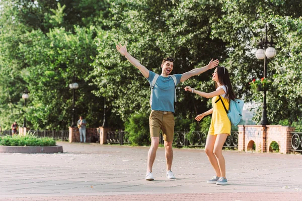 Bel Homme Asiatique Femme Avec Les Mains Tendues Souriant Extérieur — Photo