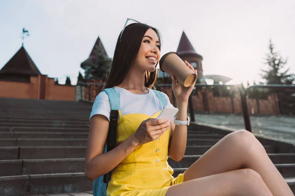 Sonriente Asiático Mujer Sosteniendo Smartphone Bebiendo Café — Foto de Stock