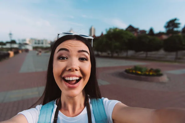 Atractiva Asiática Mujer Con Gafas Sonriendo Tomando Selfie —  Fotos de Stock