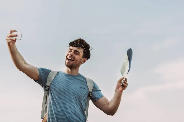 Sonriente Guapo Hombre Camiseta Tomando Selfie Sosteniendo Mapa — Foto de Stock