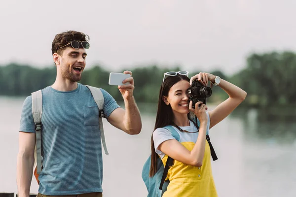 Asiático Mujer Tomando Foto Guapo Hombre Usando Smartphone — Foto de Stock