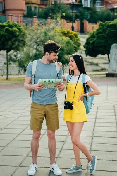 Handsome Man Holding Map Looking Asian Woman — Stock Photo, Image