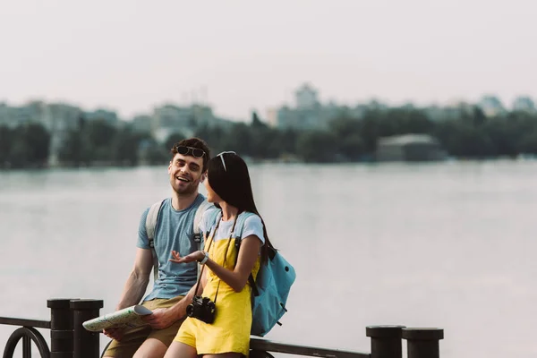 Hombre Guapo Sosteniendo Mapa Hablando Con Mujer Morena — Foto de Stock