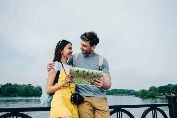 Handsome Man Holding Map Looking Asian Woman — Stock Photo, Image