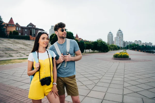 Handsome Man Asian Woman Backpacks Looking Away — Stock Photo, Image