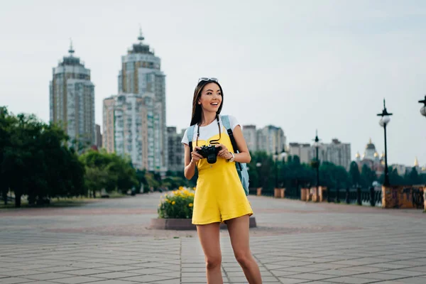 Sorrindo Asiático Mulher Segurando Digital Câmera Olhando Para Longe — Fotografia de Stock