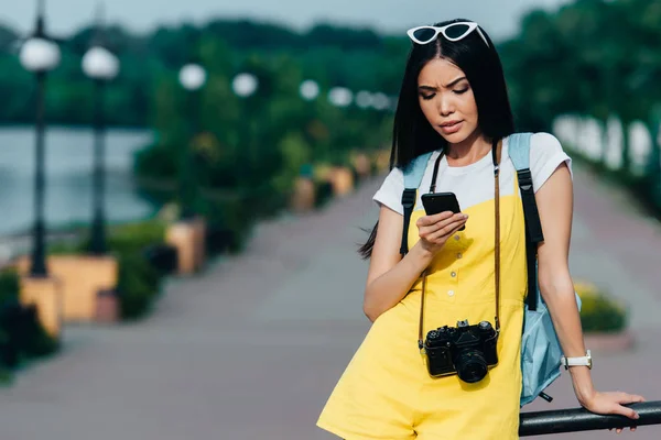 Азиатская Привлекательная Женщина Комбинезоне Смотрит Смартфон — стоковое фото