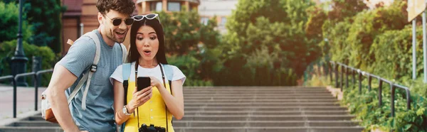 Tiro Panorámico Hombre Guapo Mujer Asiática Mirando Teléfono Inteligente — Foto de Stock