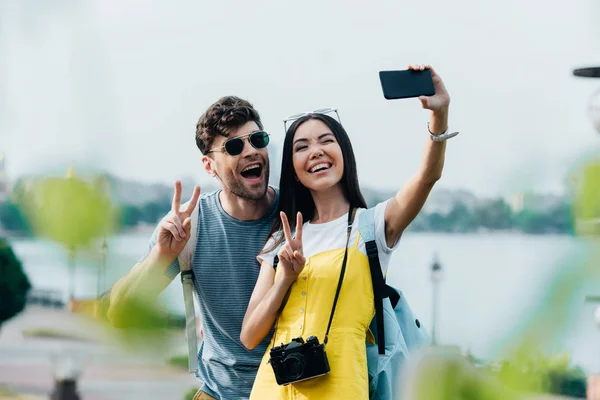 Przystojny Mężczyzna Asian Kobieta Pokazując Znaki Pokojowe Biorąc Selfie — Zdjęcie stockowe