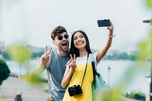 Handsome Man Asian Woman Showing Peace Signs Taking Selfie — Stock Photo, Image