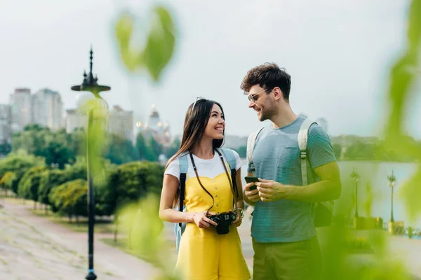 英俊的男人和亚洲女人说话 看着对方 — 图库照片