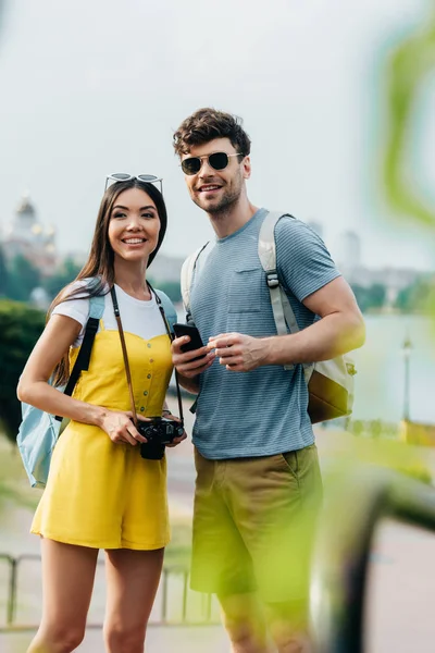 英俊的男人和亚洲女人微笑着看着远方 — 图库照片