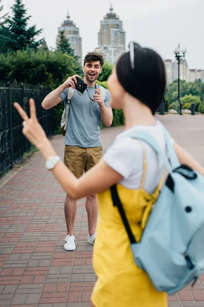 Selectieve Focus Van Knappe Man Die Foto Van Brunette Vrouw — Stockfoto