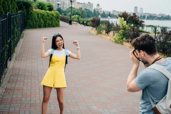 Hombre Tomando Foto Asiático Mujer Mostrando Gesto — Foto de Stock