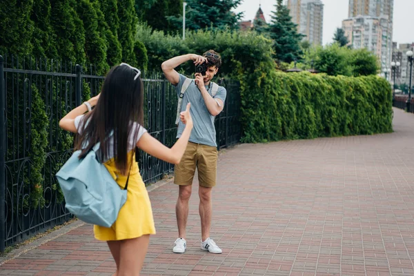 Man Taking Photo Brunette Woman Showing Gesture — Stock Photo, Image