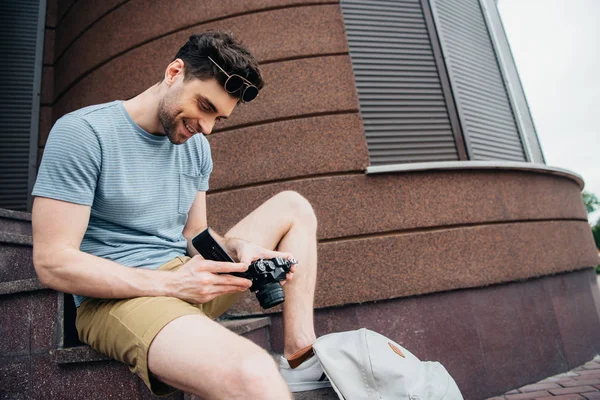 Lächelnder Und Gutaussehender Mann Mit Brille Der Auf Die Digitalkamera — Stockfoto