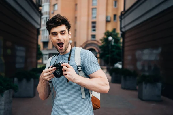 Homem Bonito Shirt Segurando Câmera Digital Olhando Para Câmera — Fotografia de Stock