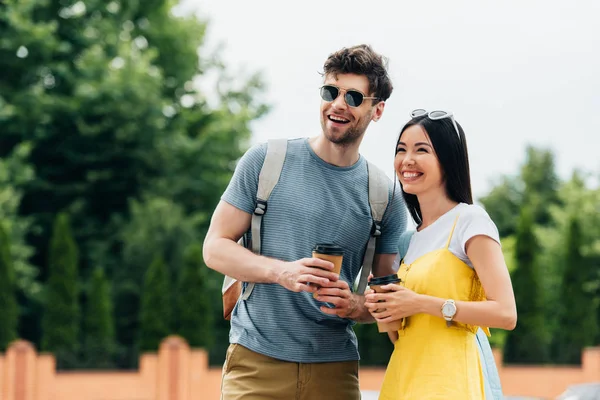 Hombre Guapo Mujer Asiática Sonriendo Sosteniendo Vasos Papel — Foto de Stock