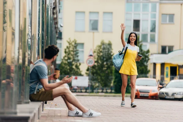 Homem Asiático Mulher Acenando Segurando Copos Papel — Fotografia de Stock