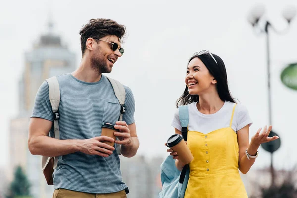 Stilig Man Och Asiatisk Kvinna Leende Och Hålla Papper Koppar — Stockfoto