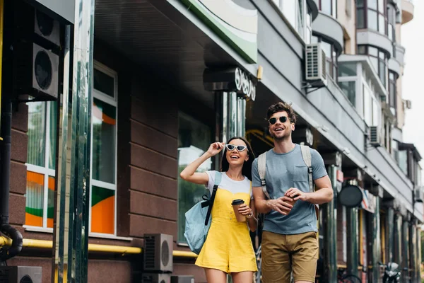 Homem Bonito Mulher Asiática Sorrindo Segurando Copos Papel — Fotografia de Stock