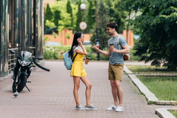 Homem Bonito Mulher Falando Segurando Copos Papel — Fotografia de Stock