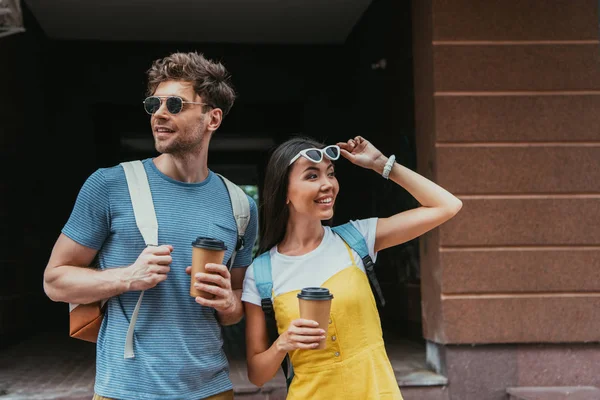 Hombre Guapo Mujer Asiática Sonriendo Sosteniendo Vasos Papel — Foto de Stock