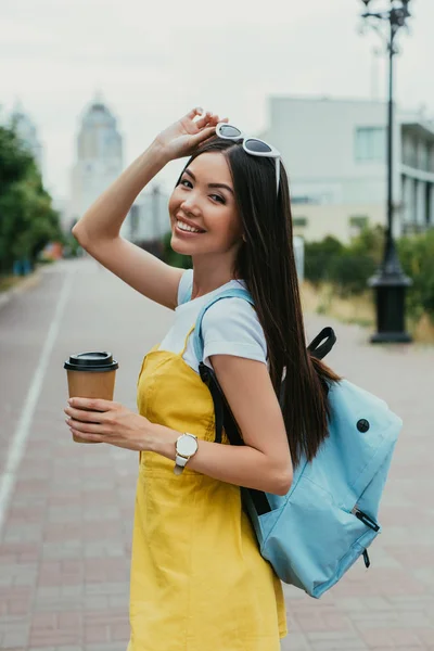 Asyalı Kadın Kağıt Bardak Tutan Kamera Bakarak — Stok fotoğraf