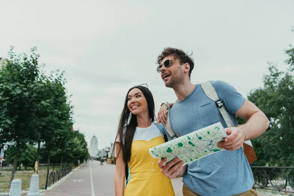 Bonito Homem Segurando Mapa Asiático Mulher Olhando Para Longe — Fotografia de Stock