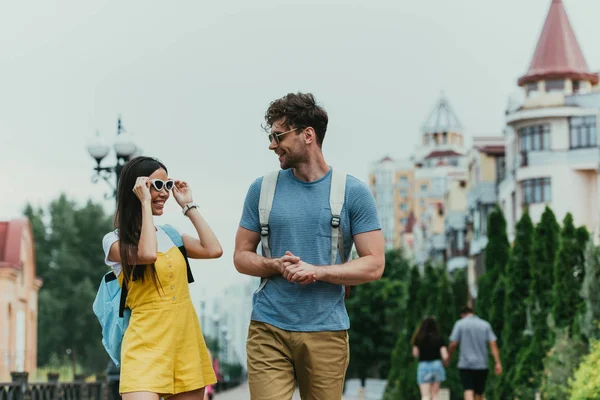 Knappe Man Aziatische Vrouw Met Glazen Kijken Naar Elkaar — Stockfoto