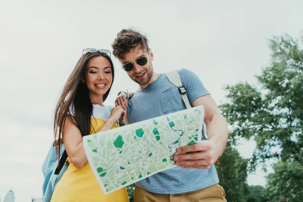 Schöner Mann Und Asiatische Frau Lächelnd Und Auf Karte Schauend — Stockfoto