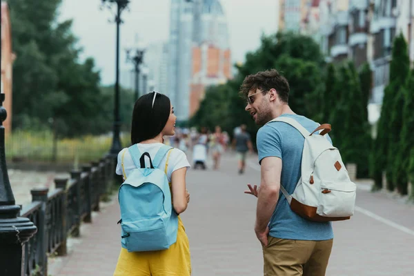 Visão Traseira Homem Mulher Com Mochilas Falando Fora — Fotografia de Stock