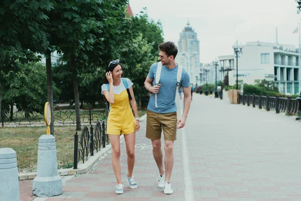 Guapo Hombre Asiático Mujer Caminando Mirando Uno Otro — Foto de Stock