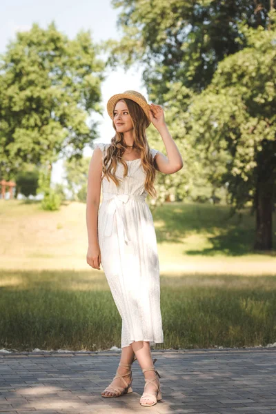 Vue Pleine Longueur Belle Fille Robe Blanche Chapeau Paille Debout — Photo