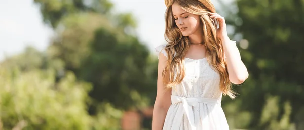 Plano Panorámico Hermosa Chica Vestido Blanco Tocando Sombrero Paja Mirando — Foto de Stock