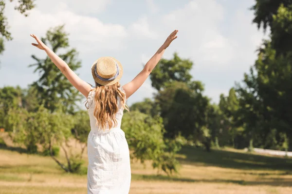 Vista Trasera Chica Vestido Blanco Sombrero Paja Con Las Manos — Foto de Stock