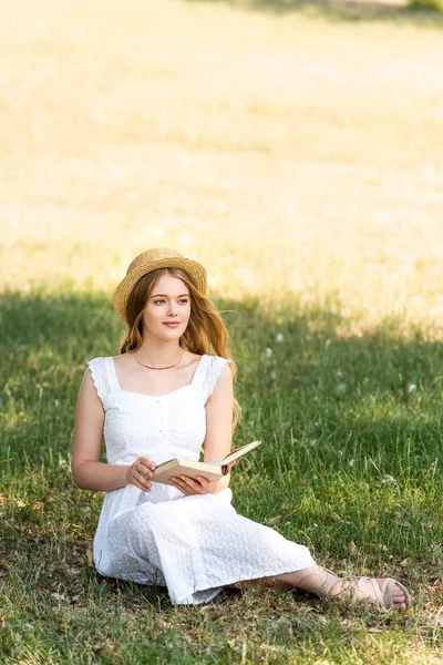 Ganzkörperansicht Des Schönen Mädchens Weißem Kleid Und Strohhut Mit Buch — Stockfoto