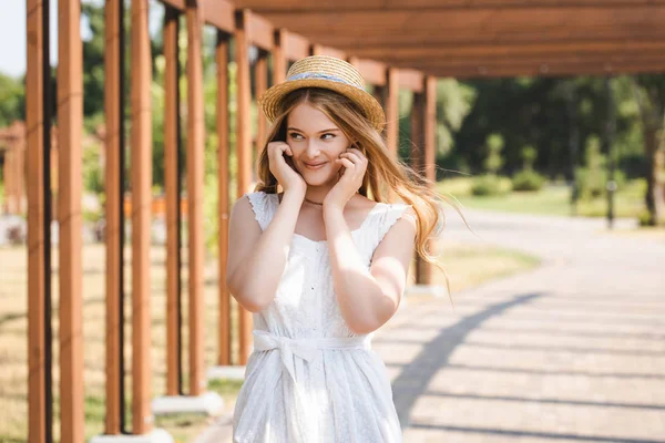Beyaz Elbise Hasır Şapka Güzel Kız Gülümseyerek Uzağa Bakıyor — Stok fotoğraf