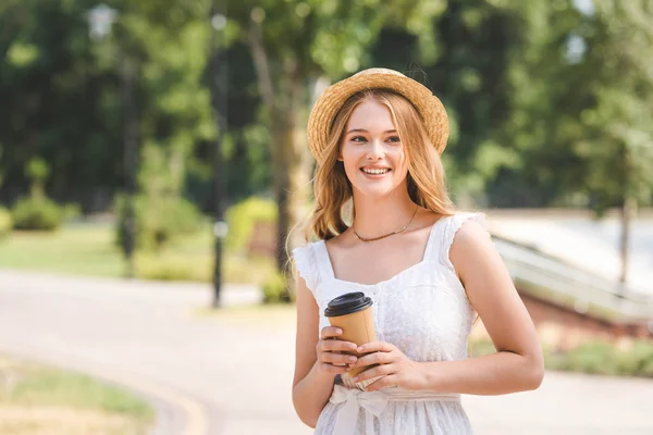 Hermosa Chica Vestido Blanco Sombrero Paja Sosteniendo Taza Papel Sonriendo — Foto de Stock