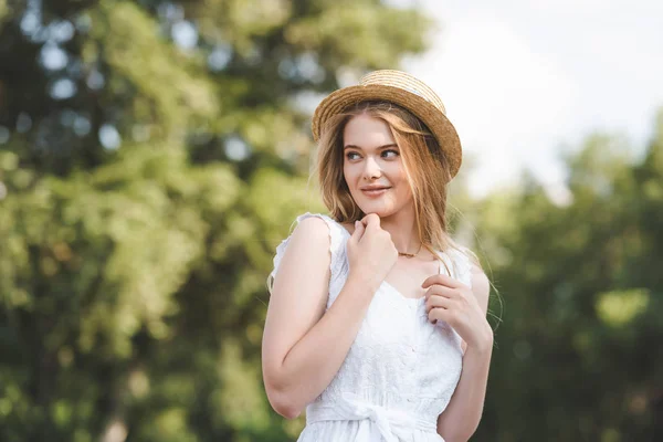 Messa Fuoco Selettiva Bella Ragazza Cappello Paglia Vestito Bianco Guardando — Foto Stock