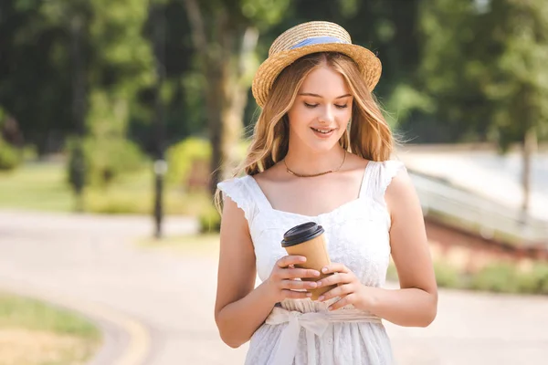 Hermosa Chica Vestido Blanco Sombrero Paja Sosteniendo Taza Café Papel — Foto de Stock