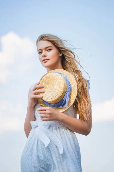 Bajo Ángulo Vista Hermosa Chica Sosteniendo Paja Mirando Cámara — Foto de Stock