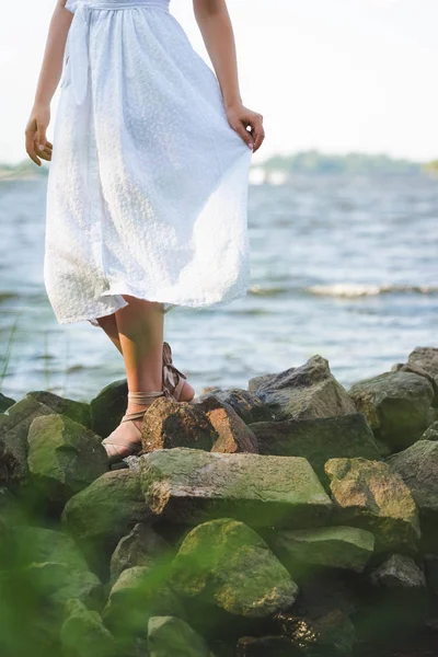 Vista Cortada Menina Vestido Branco Andando Costa Rio Rochoso — Fotografia de Stock