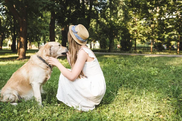 Gadis Dengan Gaun Putih Dan Topi Jerami Memelihara Golden Retriever — Stok Foto