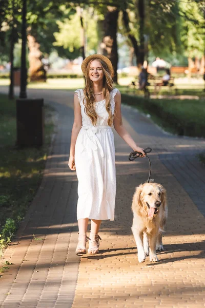 Visão Comprimento Total Menina Bonita Vestido Branco Chapéu Palha Andando — Fotografia de Stock