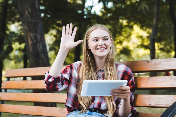 Schönes Mädchen Lässiger Kleidung Auf Holzbank Park Sitzend Mit Digitalem — Stockfoto