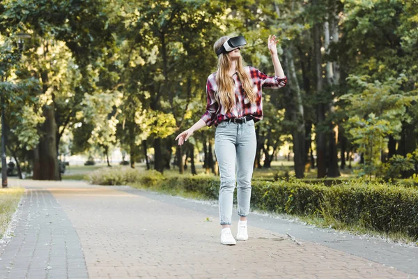 Vista Completa Chica Ropa Casual Usando Auriculares Mientras Camina Parque — Foto de Stock