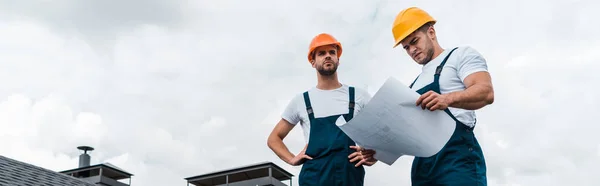 Panoramabild Arkitekter Stående Med Händerna Höfter Nära Medarbetaren Med Papper — Stockfoto